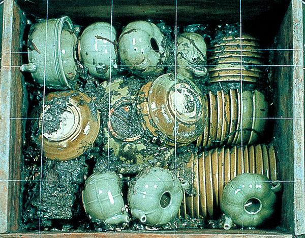 韓国新安沖の海底で発見された沈没船の積荷の中国陶磁器