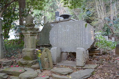 遠山寺の墓地にある宝篋印塔と碑｜写真
